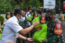 Walikota Jaya Negara Apresiasi Bantuan Sembako TNI/Polri Bagi Masyarakat yang Tercecer Bantuan Sosial
