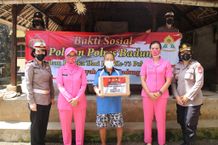 Ketua Bhayangkari Cabang Badung Berbagi Kasih Kepada Warga Kurang Mampu Bhayangkari