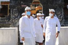 Pemprov Bali Gelar Upacara Ngrastiti Bhakti, Mohon Agar Pandemi Covid-19 Segera Berakhir Sembahyang
