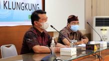 Bupati Suwirta Ingatkan Petugas Lebih Humanis dan Ciptakan Suasana Tenang Covid-19