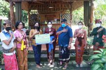 Serahkan Dana Talangan, Bupati Tamba Harapkan Pengrajin Terus Berkarya di Tengah Pandemi Dana