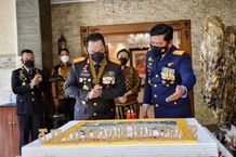 Panglima TNI Berikan Kejutan Kepada Kapolri di Hari Bhayangkara ke-75 HUT