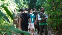 Wujudkan Misi Wana Kerthi, Wabup Patriana Gotong Royong Pasang Papan Zona Larangan Kawasan Hutan Hutan