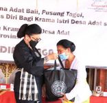 Putri Koster Beri Pelatihan Etika Berbusana Adat dan Tata Rambut Sesuai Budaya Bali PAKIS