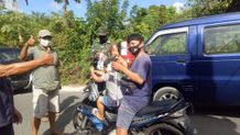 Terapkan Displin 6M, Babinsa Koramil Kuta Selatan Bagikan Masker ke Warga Masker
