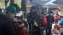 Pendekatan yang Humanis, Jajaran Kodim Badung Sosialisasikan Pentingnya Penggunaan Masker di Pasar Wangaya Masker