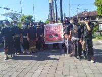 Tepis Stigma Negatif, Baladika & Laskar Bali Berbagi Nasi Bungkus di Tengah Pandemi Nasi Bungkus