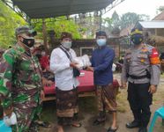 Pantau Upacara Ngaben, Danramil Gianyar Ingatkan Prokes dan Bagikan Masker Ngaben