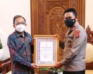 Kapolri Berikan Gubernur Bali Penghargaan Terbaik Memiliki Strategi dan Peran Paling Efektif Dalam Pengendalian Covid-19 Penghargaan