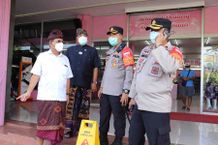 Satgas Penanganan Covid-19 Buleleng Sarankan Konter Ponsel Bertransaksi Secara Daring Ponsel