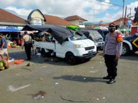 Personel Polsek Baturiti Laksanakan Yustisi dan Imbauan Prokes di Pasar Baturiti Prokes