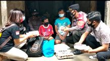 Kapolsek Penebel Serahkan Bantuan Sembako dan Hanphone Sembako