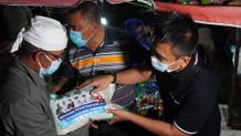 Monitoring PPKM Darurat, Bupati Tamba Bersama Forkompimda Bagikan Beras di Pasar Tegal Cangkring Sembako