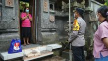 Kapolres Bangli Berikan Bingkisan Kepada Anggota dan Keluarga yang Terkonfirmasi Positif Sembako
