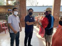 Bersinergi dengan Karang Taruna Denpasar, Wawali Arya Wibawa Serahkan 400 Paket Sembako di Desa Padangsambian Kaja Sembako