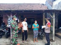 Kapolsek Kediri Bagikan Sembako dan Sayur Gratis Sembako