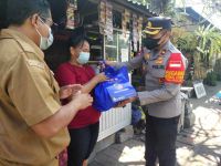 Kapolsek Abiansemal Bagikan Langsung Sembako ke Masyarakat Sembako