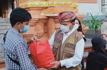 Gerakan Pramuka Kwarda Bali Berbagi Sembako di Tengah Pandemi Sembako