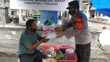 Polsek Selbar Bagikan Sembako kepada Para Pedagang Kecil di Pasar Senggol Suraberata Sembako