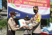 Kapolres Klungkung Distribusikan Bantuan Polri Kepada Bhabinkamtibmas, untuk Diberikan Kepada Warga Kurang Mampu Sembako