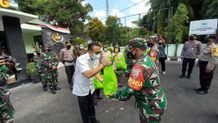 Pemberlakuan PPKM Level Tiga di Bali, TNI AD Mulai Salurkan Bantuan Sembako ke Masyarakat Sembako