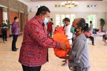 Bentuk Partisipasi ASN, Bupati Buleleng Serahkan Bantuan Paket Sembako Kepada Masyarakat Sembako