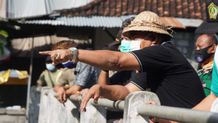 Bupati Tamba Soroti Sungai Kotor di Pasar Melaya Sungai Kotor