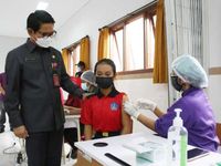 Sekda Adi Arnawa Pantau Pelaksanaan Vaksinasi Umur 12-17 Tahun di Kuta Utara, Target Sasaran 200 Orang Vaksin