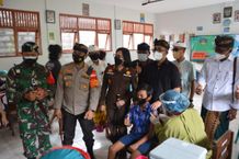 Bersama Forkopimda, Jaya Negara Tinjau Vaksinasi Anak Usia 12-17 Tahun di SMP Wisata Sanur Vaksin