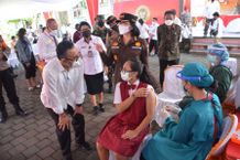 Tinjau Vaksinasi Siswa SMPN 9 Denpasar Bersama Forkopimda, Jaya Negara Ikuti Pertemuan Virtual Bersama Presiden Joko Widodo Vaksin