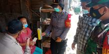 Cegah Penyebaran Covid-19, Polres Klungkung Bagikan Multivitamin Kepada Masyarakat Vitamin