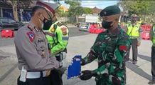 Kasatlantas Polres Badung Bagikan Vitamin dan Suplemen Kepada Petugas Penyekatan Vitamin