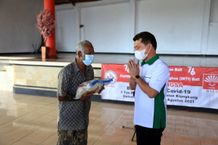 Bupati Suwirta Serahkan Secara Simbolis Bantuan dari Masyarakat Tionghoa kepada Masyarakat Klungkung Terdampak Covid-19 Sembako