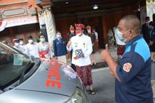 Jaya Negara Resmikan Ambulans Karang Taruna Denpasar dan JFC Ambulans