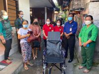 Antari Jaya Negara Serahkan Kursi Roda Kepada Penderita Stroke Serta Bantuan PGRI di Dapur Umum Kaliasem Bantuan