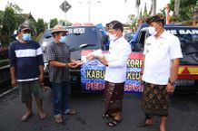 Momen HUT RI, ASN Klungkung Bagikan Puluhan Ribu Sembako Kepada Masyarakat ASN Peduli