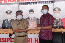 Sekda Serahkan Bantuan 2,3 Ton Beras Partisipasi ASN Setda Buleleng Beras