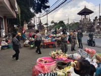 Tim Gabungan TNI-Polri dan Satpol PP Sasar Pasar Blahkiuh Terapkan Disiplin Pedagang dan Pengunjung Pasar Pasar Blahkiuh