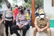 Kapolres Leo Dedy Dampingi Bupati Badung Menyalurkan BLT Langsung ke Masyarakat BLT