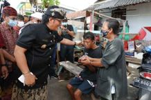 Bupati Badung Giri Prasta Pantau Penyaluran BLT di Kuta Selatan BLT
