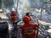 Kebakaran Hebat Terjadi di Desa Mambal, Akibatkan Satu Unit Gudang Hangus Terbakar Kebakaran