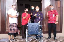 Sekda Badung Serahkan Bantuan Kursi Roda di Sempidi Kursi Roda