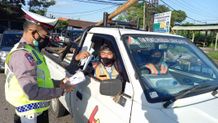 Satlantas Polres Badung Turun ke Jalan Bagi-bagi Masker Masker