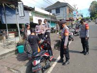 Cegah Penyebaran Covid-19, Polsek Pupuan Bagi-bagi Masker Masker