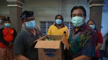 Disdikpora Denpasar dan MKKS SMP Bagi-bagi Nasi Jinggo Nasi Jinggo