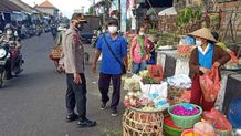 Kapolsek Abiansemal Pantau PPKM di Pasar Mambal PPKM
