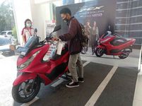 Tiga Ekspresi Elegan untuk Honda PCX 160 Honda PCX