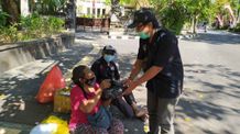 Sambut Kemerdekaan RI, Bali Portal News Bagikan 76 Paket Sembako Kepada Warga Terdampak Pandemi Sembako