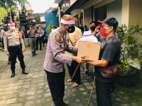 49 Warga Tuna Netra Menerima Bansos Kapolres Badung Sembako