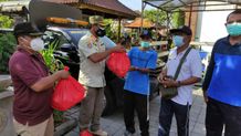 Penertiban Humanis, Tim Yustisi Kota Denpasar Bagikan Sembako Gratis Kepada Pelanggar Prokes dan Masyarakat Terdampak Pandemi Covid-19 Sembako